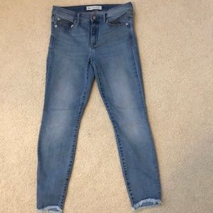 EUC!   GAP SKINNY JEANS (29R)